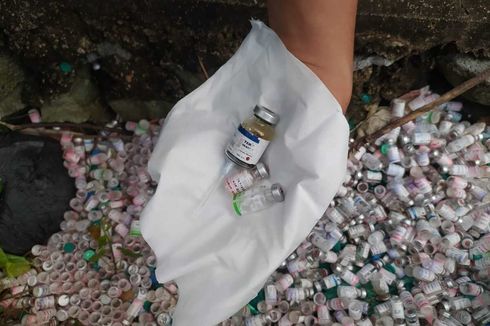 Jarum Suntik dan Ratusan Botol Limbah Medis Dibuang Berserakan di Selokan