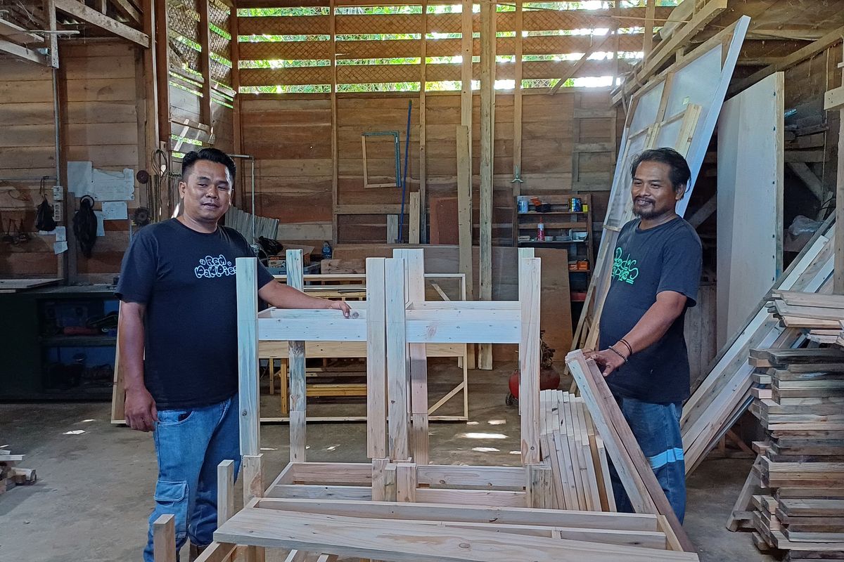 Sekretaris Koperasi Sarop Do Mulana Julfikri Harahap (kiri) dan salah seorang rekannya saat menunjukkan hasil pengolahan limbah palet kayu yang disulap menjadi furnitur, Rabu (5/6/2024).