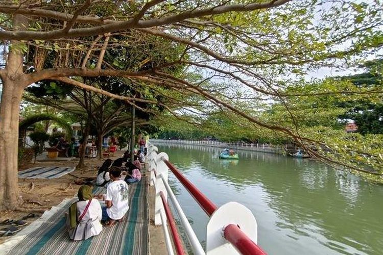 Taman Cimanuk adalah salah satu tempat wisata favorit di Indramuyu, Jawa Barat. 