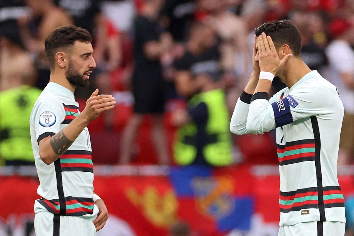 Bruno Fernandes (kiri) dan Critiano Ronaldo (kanan) pada laga pembuka Grup F Euro 2020 Hongaria vs Portuga di Stadion Puskas Arena, Selasa (15/6/2021) malam WIB.