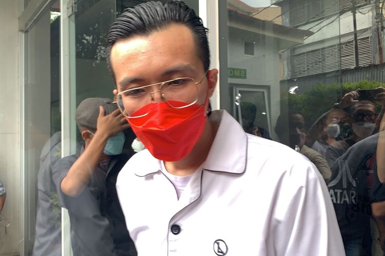 Dokter Tirta menghadiri sidang lanjutan perkara pengancaman Jerinx terhadap Adam Deni di Pengadilan Negeri (PN) Jakarta Pusat, Rabu (9/2/2022). Dokter Tirta menjadi saksi yang meringankan terdakwa bersama ayah Jerinx yang bernama I Wayan Arjono. 