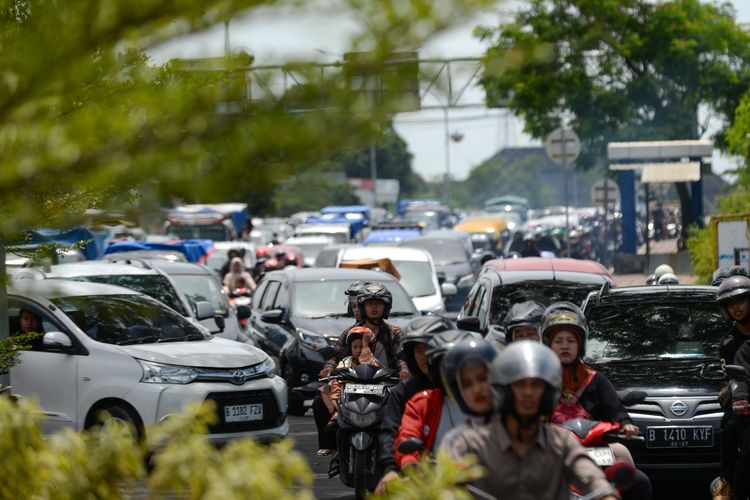 Cara Sederhana Menghemat BBM Mobil Saat Terjebak Macet