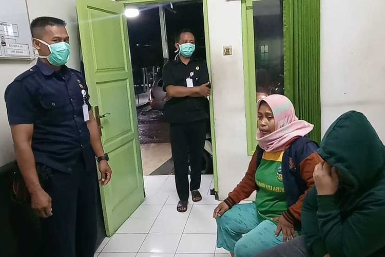 Ayah korban Delis Sulistina (13) siswi SMPN 6 Tasikmalaya yang ditemukan tewas di gorong-gorong sekolah sempat tertangkap kamera pada malam hari pertama penemuan mayat di RSUD dr Soekardjo Tasikmalaya, Selasa (4/2/2020).