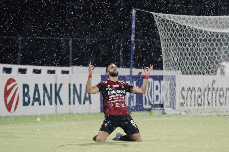 Selebrasi Ilija Spasojevic seusa mencetak gol pada laga pekan ke-18 Liga 1 yang mempertemukan Bali United vs Barito Putera di Stadion I Gusti Ngurah Rai, Denpasar, Bali, pada Minggu (9/1/2022)