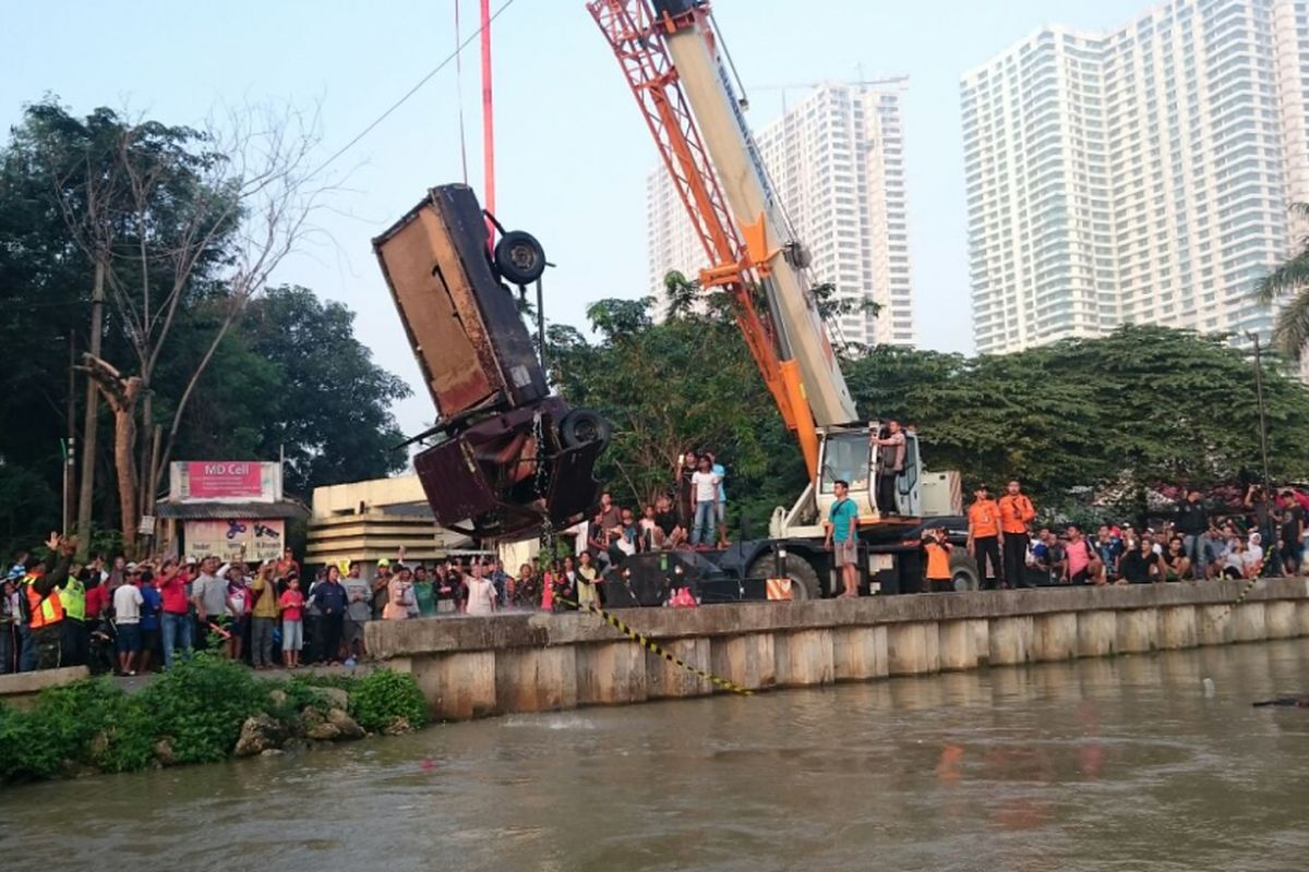 Proses evakuasi mobil pickup yang tercebur di Kalimalang, Bekasi, Sabtu (26/5/2018).