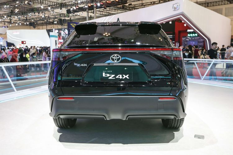 Toyota bZ4X dipamerkan di ajang Gaikindo Indonesia International Auto Show (GIIAS) 2022 di ICE BSD, Tangerang, Jumat (12/8/2022). Dibawa langsung oleh PT Toyota Astra Motor (TAM) dari Jepang, mobil ini untuk kali pertama hadir di pasar Asia Tenggara.