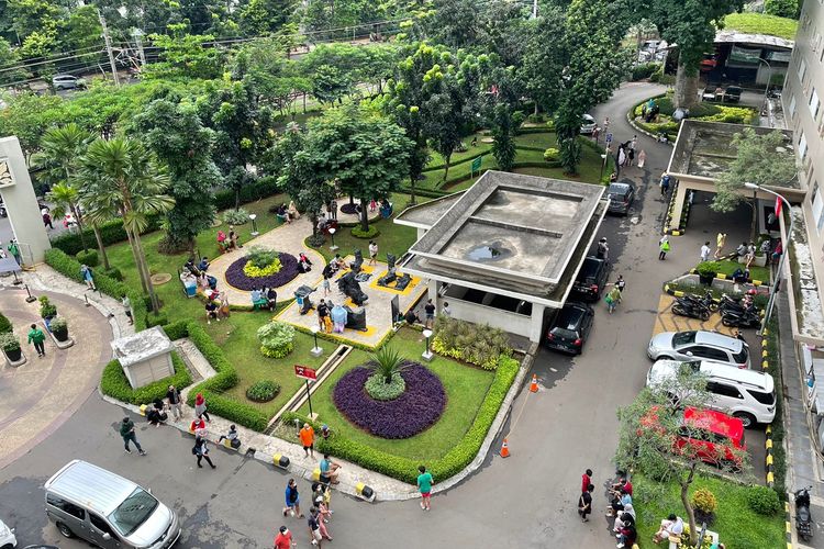 Warga yang berada di Apartemen Kalibata City berkumpul di tempat evakuasi saat gempa berlangsung, Jumat (14/1/2022). 