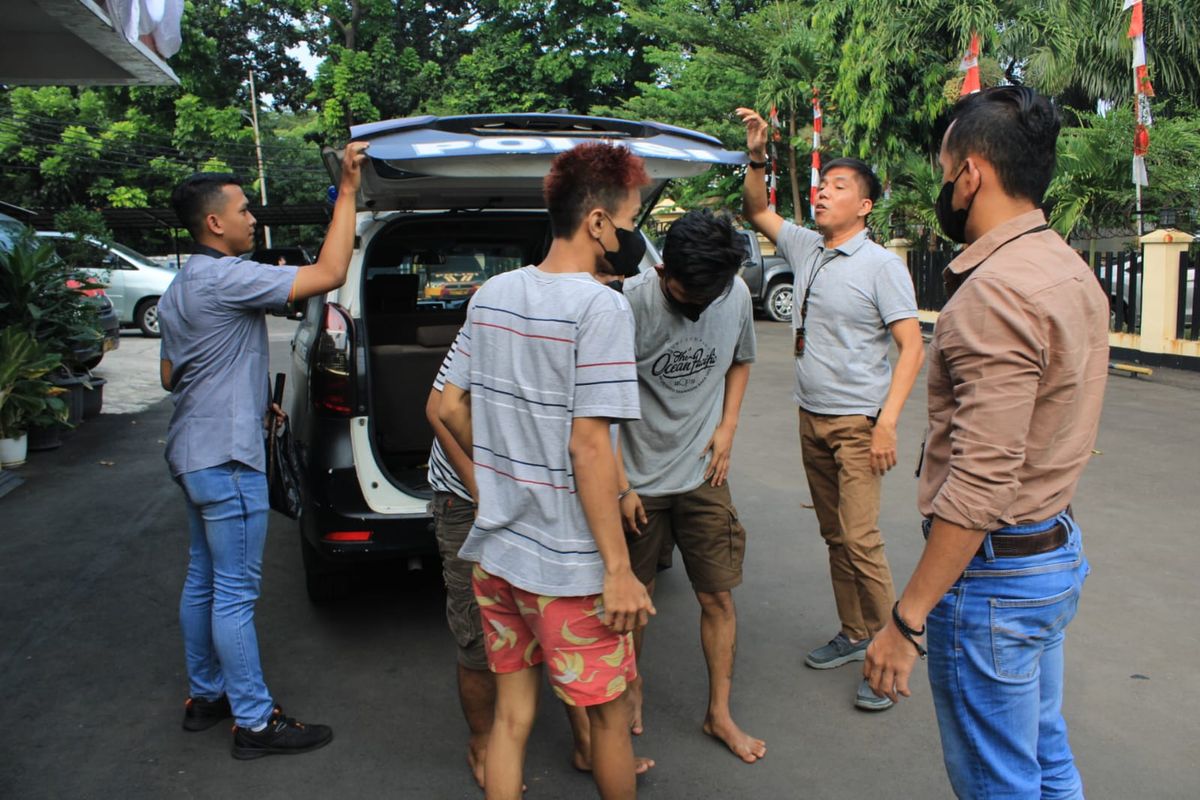 Pelaku pengeroyokan pria di Kalideres, Jakarta Barat ditangkap polisi, Kamis (27/7/2023). 