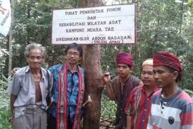 Warga Muara tae mulai membibitkan beragam tanaman berkayu, mulai ulin, kapur, hingga meranti. Tampak tokoh adat warga Muara Tae yaitu Masrani (kedua dari kanan) dan Petrus Asuy (tengah) serta Sekjen AMAN, Abdon Nababan (kedua dari kiri). 