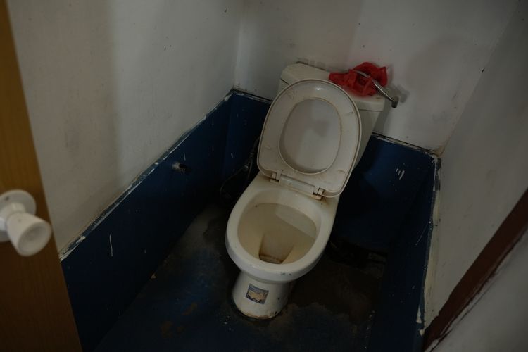 Kondisi kloset duduk di toilet pria Rest Area Ibu Kota Nusantara (IKN) pada Kamis (8/2/2024), berserk dengan flush tak berfungsi.