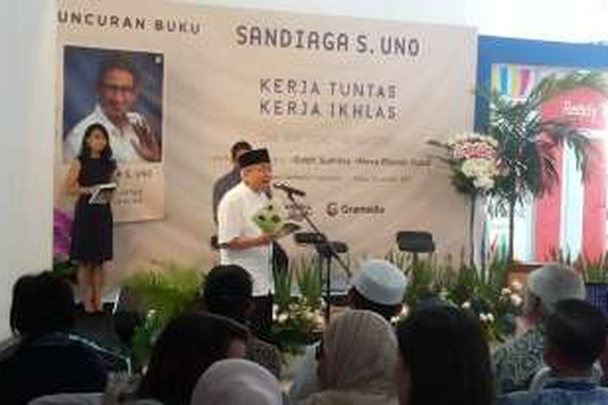 Sastrawan kenamaan Taufik Ismail saat membacakan puisi dalam acara peluncuran buku otobiografi Sandiaga Uno yang berjudul 