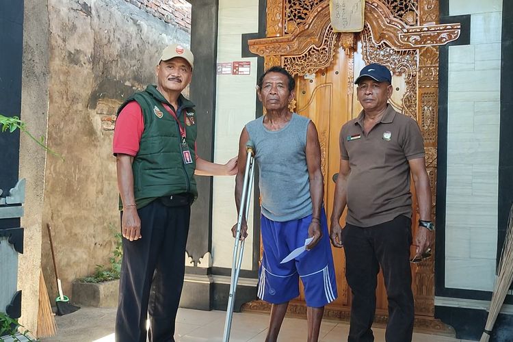 Petugas Pantarlih mendatangi rumah warga penyandang disabilitas untuk mencocokkan data pemilih Pilkada Bali 2024, Selasa (25/6/2024) di Desa Baktiseraga, Kecamatan Buleleng, Kabupaten Buleleng, Provinsi Bali.