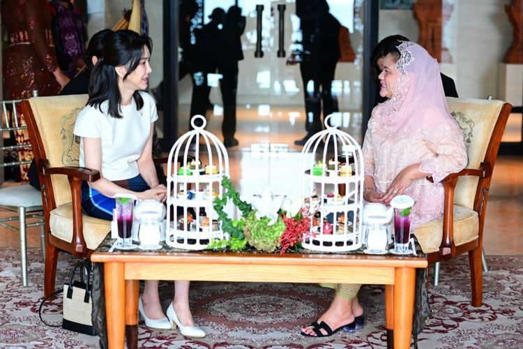 Ibu Negara Iriana Joko Widodo saat minum teh bersama Ibu Negara Korea Selatan (Korsel) Madam Kim Keon-hee, di Hotel The Apurva Kempinski, Bali, pada Senin (14/11/2022).