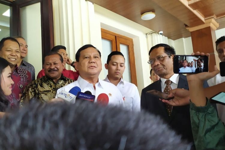 Menhan Prabowo Subianto memberikan keterangan usai bertemu Menko-Polhukam Mahfud MD di Kantor Kemenko-Polhukam, Jl Medan Merdeka Barat, Jakarta Pusat, Jumat (13/12/2019).