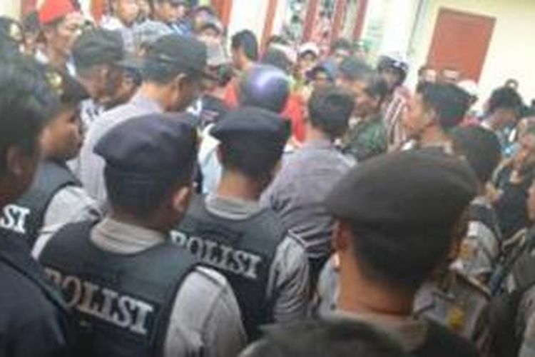 Karena dinilai menyimpang, pengajian jamaah Majelis Tafsir Alquran (MTA) di Desa Banjarejo, Kecamatan Barat, Kabupaten Magetan dibubarkan warga setempat, Senin (23/12/2013).