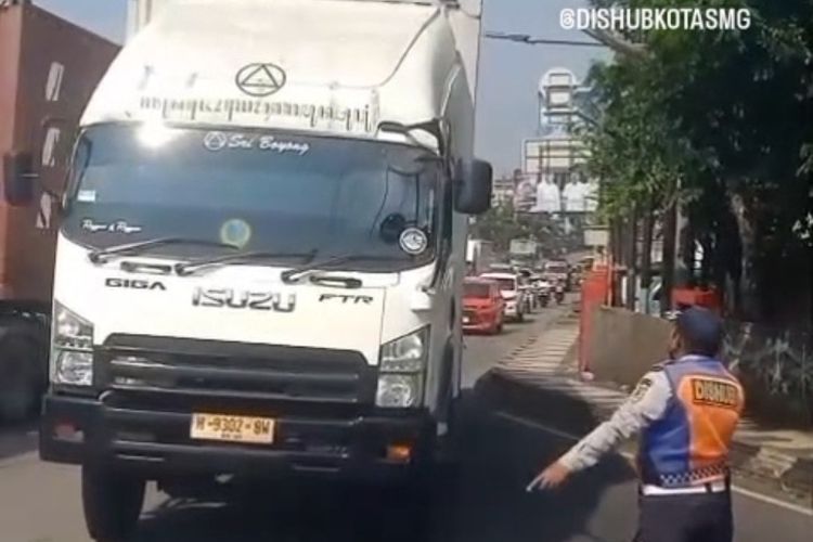 Cegah Kecelakaan di Tanjakan Silayur, Aksi Dishub Semarang Hadang Truk Tuai Dukungan Warga