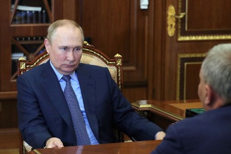 Presiden Rusia Vladimir Putin bertemu dengan kepala badan antariksa Rusia Roscosmos Yury Borisov di Kremlin di Moskow pada 26 Juli 2022. Baru-baru ini pejabat Rusia menyebut AS berada di ambang terlibat langsung dalam perang Ukraina.