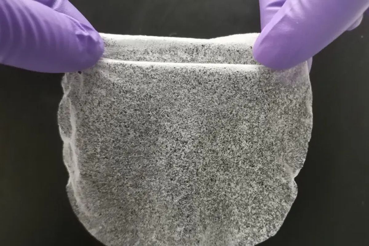 Contoh film gel baru, yang dapat menarik sejumlah besar air minum dari udara tipis. Hidrogel menjadi teknologi yang dapat digunakan untuk mengatasi kelangkaan air di musim panas.