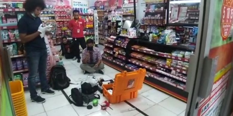 Todongkan Golok Ke Kasir Alfamart Di Brebes Perampok Bawa Kabur Uang Rp 40 Juta