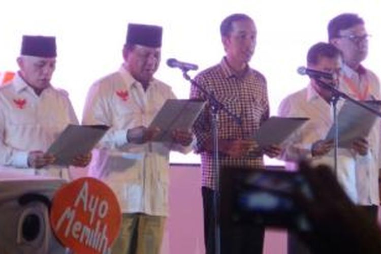 Joko Widodo-Jusuf Kalla dan Prabowo Subianto-Hatta Rajasa saat memdeklarasikan pemilu berintegritas di Gedung Bidakara, Jakarta, Selasa (3/6/2014) malam.