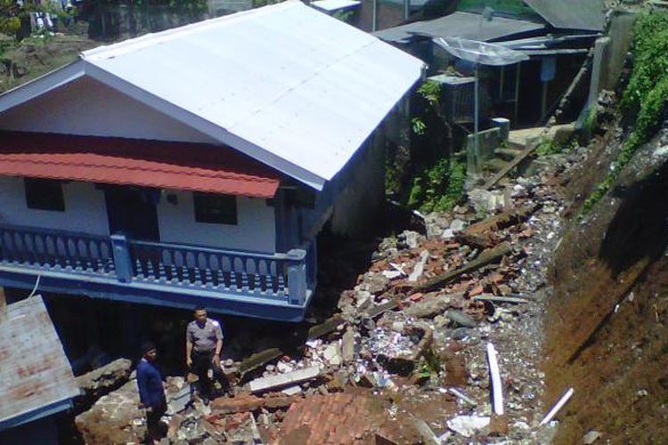 Bangunan pondok pesantren yang terdampak ambrolnya tebing penahan tanah SDN Pasirhalang, Sukaraja, Sukabumi, Jawa Barat, Minggu (5/3/2017). Bencana longsor terjadi Sabtu (4/3/2017) sekitar pukul 17:00 Wib.