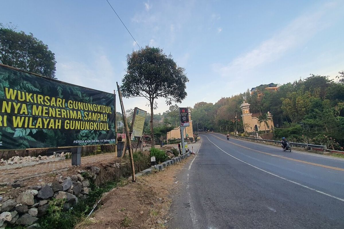 Banner larangan sampah masuk ke Gunungkidul di Jalan Yogyakarta -Wonosari, Kapanewon Patuk.