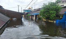 Update Banjir di Kota Makassar, Kendala Bantuan, dan Warga yang Memilih Bertahan di Rumahnya...