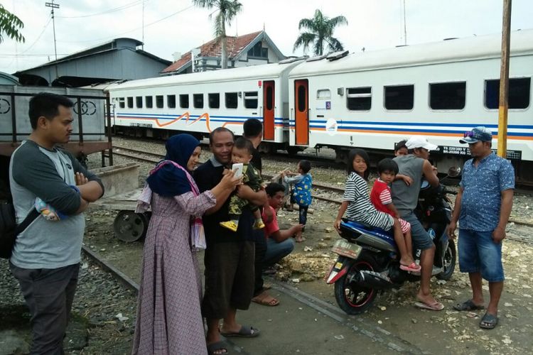 Kereta Api rute Solo menuju Semarang berhenti berjam-jam di stasiun? Gundih, Kecamatan Geyer, Kabupaten Grobogan, Jawa Tengah, Minggu (18/2/2018). 