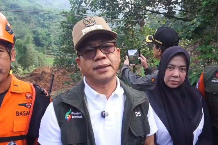 Bupati Bandung Dadang Supriatna saat diwawancarai di lokasi longsor yang terjadi di Kampung Condong, Desa Wargaluyu, Kecamatan Arjasari, Kabupaten Bandung, Jawa Barat, Sabtu (6/12/2025)