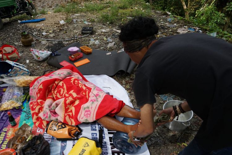 Togu Simorangkir mengalami cidera dibagian kaki, lantaran terkilir saat melakukan aksi jalan kaki untuk menaklukkan Danau Toba dalam rangka mencari donasi untuk delapan rumah belajar, Rabu (21/11/2018).