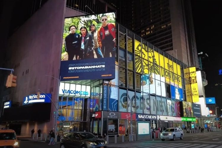 Iklan brand lokal Erigo muncul di billboard Times Square, New York.