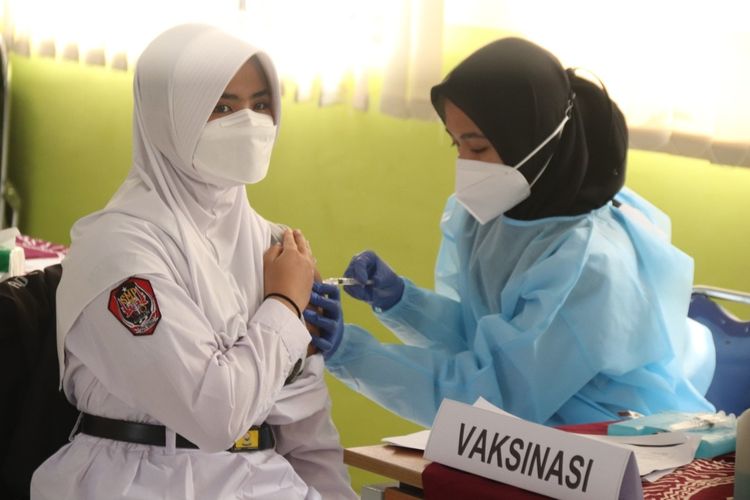 Vaksinasi anak usia 12-17 tahun di SMAN 3 Kota Serang yang diinisiasi Polda Banten