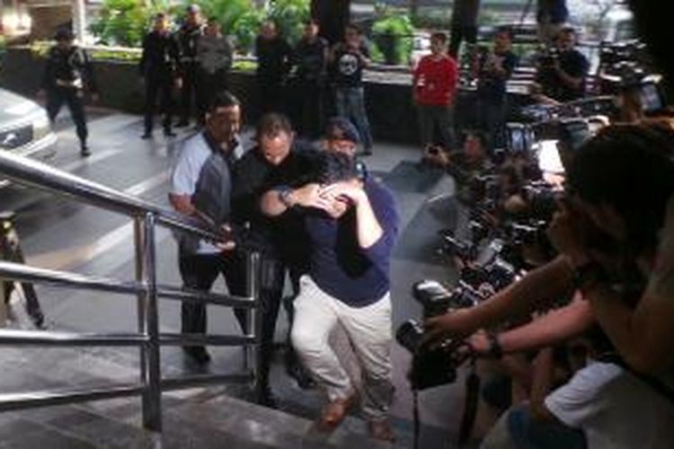Salah satu tersangka tangkap tangan Musi Banyuasin tiba di Gedung KPK, Kuningan, Jakarta, Sabtu (20/6/2015).