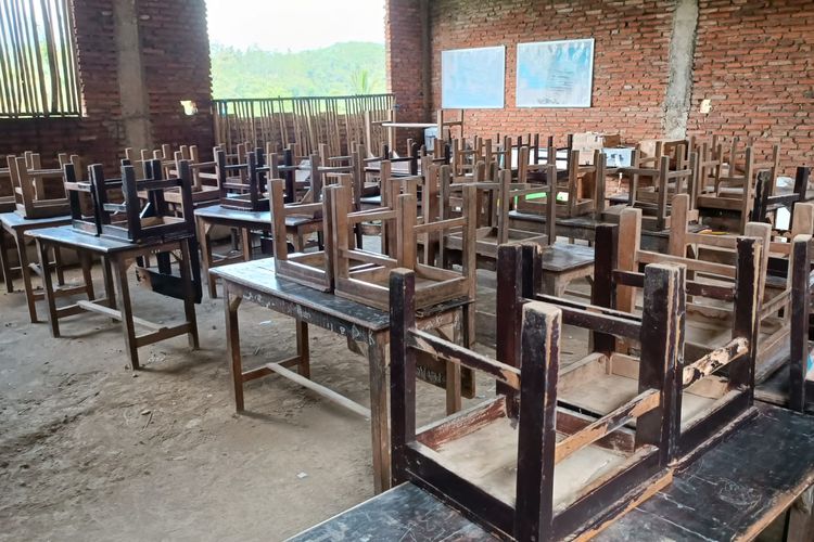 Kondisi ruang kelas SDN 3 Mendalan Wangi, Kecamatan Wagir, Kabupaten Malang hasil iuran wali murid.