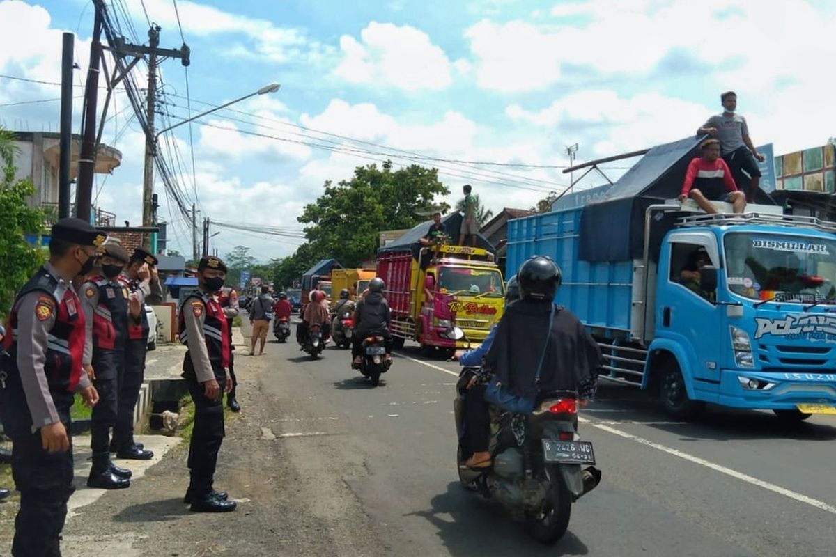 Puluhan sopir truk di Kabupaten Purbalingga, Jawa Tengah menggelar aksi demo tolak aturan ODOL, Selasa (22/2/2022).