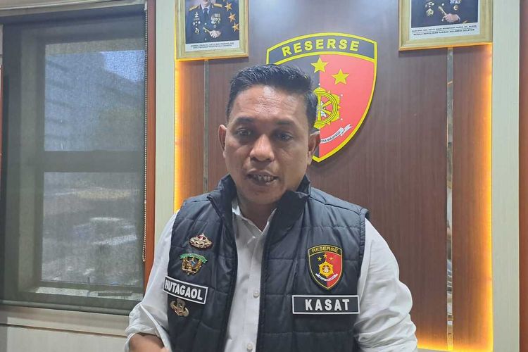 Kasat Reskrim Polrestabes Makassar AKBP Ridwan JM Hutagaol saat diwawancarai awak media di gedung Satreskrim Polrestabes Makassar, Jalan Ahmad Yani, Kota Makassar, Sulsel, Senin (13/11/2023).