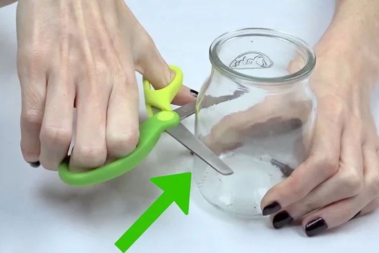Cara mengasah gunting tumpul jadi tajam kembali cukup pakai toples, begini caranya