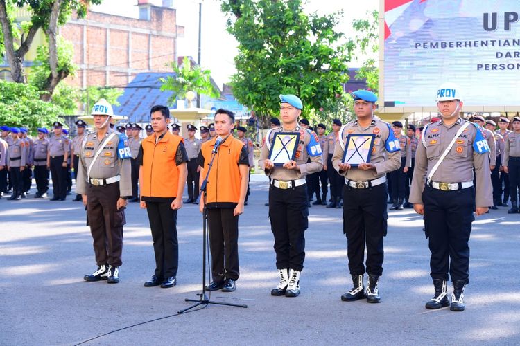 Tampang Dua Polisi Pemerkosa Remaja di Jambi, Tertunduk Lesu usai Dipecat