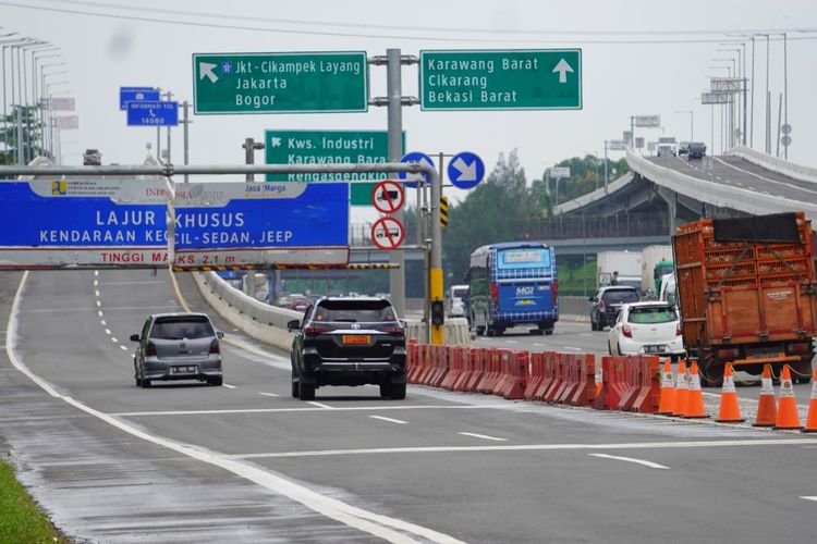 Lalu lintas kendaraan di jalan tol Jakarta-Cikampek pada saat arus balik libur panjang April 2021.