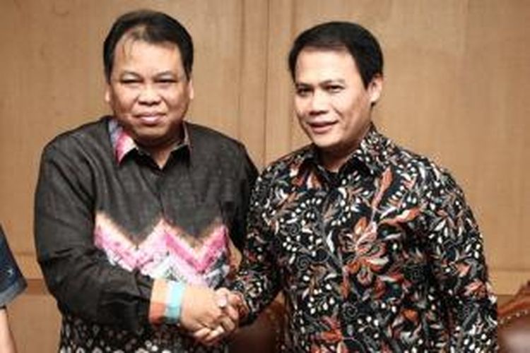 Ketua Mahkamah Konstitusi Arief Hidayat (kiri) dan Ketua Badan Sosialisasi MPR Ahmad Basarah berjabat tangan di acara diskusi 