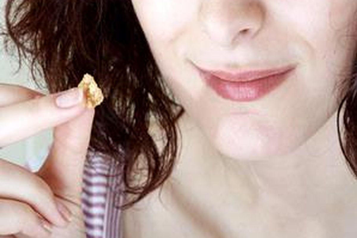 Makan perlahan akan membantu Anda menghargai makanan lebih baik. 