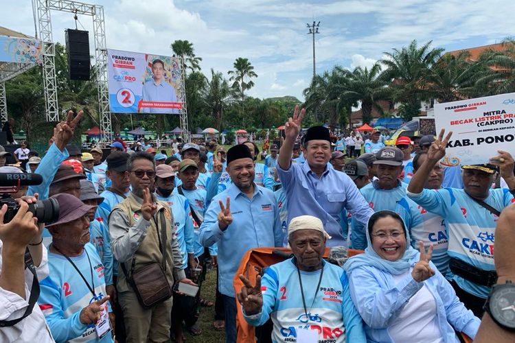 Sekretaris TKN Prabowo-Gibran, Nusron Wahid dan Presiden Becak Listrik Indonesia, Naniek S Dayang mencoba becak listrik yang diserahkan kepada ratusan tukang becak di Lapangan Gulun, Kota Madiun, Jawa Timur. 