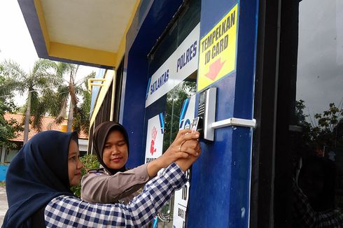 Cegah Calo, Pemohon SIM di Gresik Tukar KTP dengan Kartu Akses Masuk