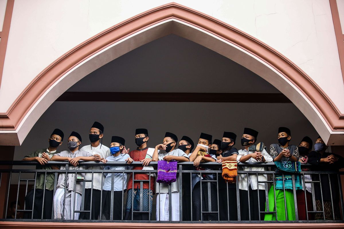 Santri putra beraktivitas  di Pondok Pesantren An Nuqthah, Kota Tangerang, Banten, Kamis (18/6/2020). Pondok pesantren An Nuqthah kembali melaksanakan aktivitas setelah libur panjang akibat COVID-19 dengan menerapkan protokol kesehatan dan pengecekan kesehatan bagi santri yang baru tiba.