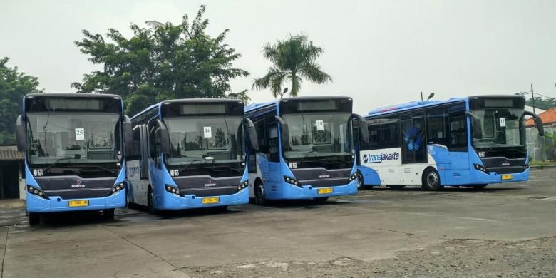 Bus-bus gandeng milik PT Mayasari Bakti yang siap dioperasikan di Pul PT Mayasari Bakti, Klender, Jakarta Timur, Selasa (26/4/2016).