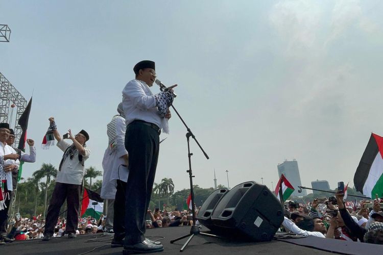 Bacapres Koalisi Perubahan Anies Baswedan berpidato di aksi bela Palestina di Monas, Jakarta, Minggu (5/11/2023). 