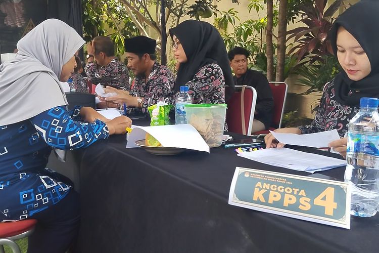 Petugas KPPS di TPS 06 Kelurahan Singonegaran, Kota Kediri, Jawa Timur. 