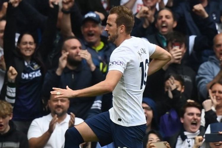 Harry Kane berselebrasi setelah mencetak gol dari tendangan penalti pada laga Tottenham Hotspur vs Burley di Liga Inggris yang digelar di Stadion Tottenham Hotspur, London, 15 Mei 2022.