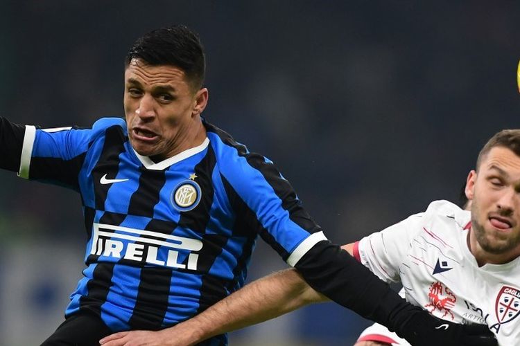 Penyerang Inter Milan, Alexis Sanchez, berduel dengan pemain Cagliari pada laga Coppa Italia babak 16 besar di Stadion Giuseppe Meazza, Milan, 14 Januari 2020.