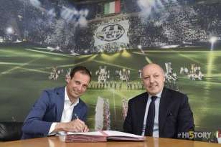 Massimiliano Allegri (kiri) menandatangani kontrak baru bersama Juventus, Jumat (6/5/2016).